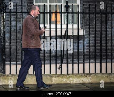 Downing Street, Londres, Royaume-Uni, 14 décembre 2023. Richard Holden, président du Parti conservateur, homme politique britannique, quitte le 10 et se rend ce soir dans Downing Street, Westminster. Crédit : Imageplotter/Alamy Live News Banque D'Images