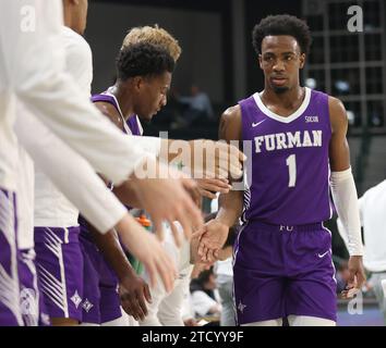 Furman Paladins garde JP Pegues (1 ans) salue ses coéquipiers alors qu’il sort du terrain lors d’un match de basket-ball masculin au Fogleman Arena de la Nouvelle-Orléans, Louisiane, le jeudi 14 décembre 2023. (Photo de Peter G. Forest/Sipa USA) crédit : SIPA USA/Alamy Live News Banque D'Images