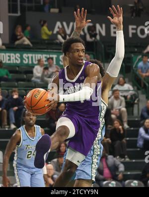 Le garde des Paladins Furman JP Pegues (1 ans) passe le ballon à un coéquipier ouvert lors d’un match de basket-ball masculin au Fogleman Arena de la Nouvelle-Orléans, Louisiane, le jeudi 14 décembre 2023. (Photo de Peter G. Forest/Sipa USA) crédit : SIPA USA/Alamy Live News Banque D'Images