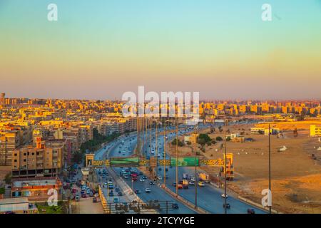 Vue de Gizeh d'en haut au coucher du soleil. Gizeh, Égypte - 15 octobre 2023. Banque D'Images