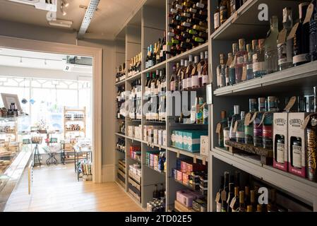 Photos intérieures d'un magasin spécialisé local spécialisé dans l'alimentation et les boissons vendant des produits artisanaux de haute qualité Banque D'Images