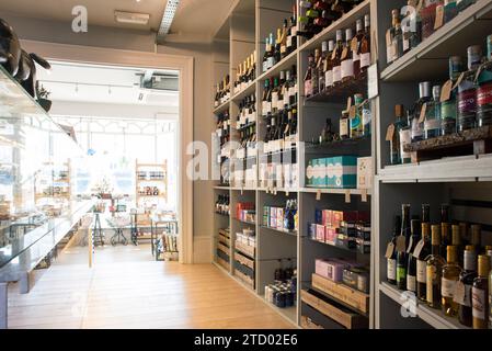 Photos intérieures d'un magasin spécialisé local spécialisé dans l'alimentation et les boissons vendant des produits artisanaux de haute qualité Banque D'Images