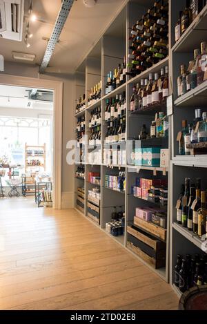 Photos intérieures d'un magasin spécialisé local spécialisé dans l'alimentation et les boissons vendant des produits artisanaux de haute qualité Banque D'Images