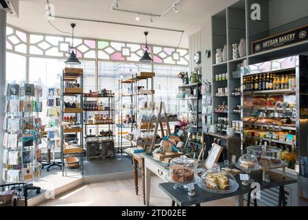 Photos intérieures d'un magasin spécialisé local spécialisé dans l'alimentation et les boissons vendant des produits artisanaux de haute qualité Banque D'Images