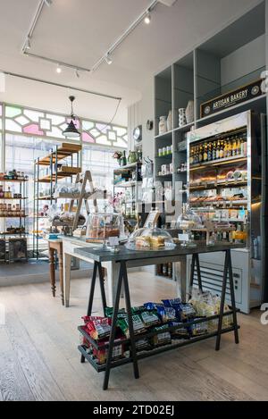 Photos intérieures d'un magasin spécialisé local spécialisé dans l'alimentation et les boissons vendant des produits artisanaux de haute qualité Banque D'Images