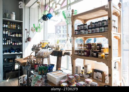 Photos intérieures d'un magasin spécialisé local spécialisé dans l'alimentation et les boissons vendant des produits artisanaux de haute qualité Banque D'Images