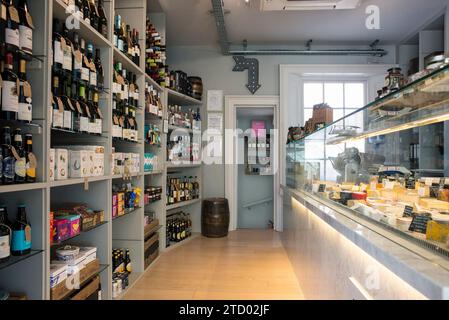 Photos intérieures d'un magasin spécialisé local spécialisé dans l'alimentation et les boissons vendant des produits artisanaux de haute qualité Banque D'Images