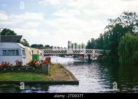 Vieux pont routier et bateaux sur la rivière Waveney, Beccles, Suffolk, Angleterre, Royaume-Uni juillet, 1971 Banque D'Images