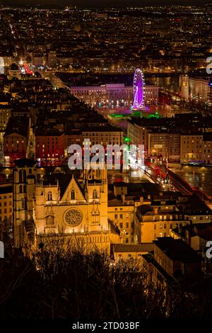 LYON, FRANCE, 14 décembre 2023 : Cathédrale Saint-Jean, place Bellecour et centre ville de nuit vu de l'esplanade de Fourvière Banque D'Images