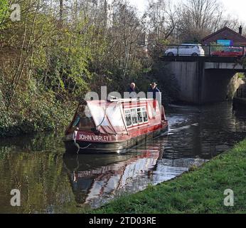 Croisières du Père Noël le long du canal Chesterfield, le « John Varley II », orné d’une couronne de Noël, est en croisière avec le Père Noël à bord. Banque D'Images