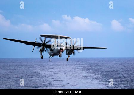 Un E-2D Advanced Hawkeye se prépare à atterrir sur l'USS Carl Vinson, en mer des Philippines le 6 décembre 2023. Photo d'Isaiah B. Goessl Banque D'Images