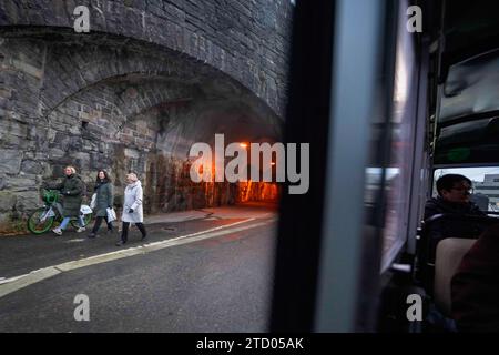 16 novembre 2023, Bergen, Vestland, Norvège : On voit des gens marcher près d'un tunnel piétonnier dans le centre-ville de Bergen. Bergen, la deuxième plus grande ville de Norvège, est située sur la côte sud-ouest et est connue comme la porte d'entrée des célèbres fjords, ce qui en fait l'un des plus grands ports de croisière touristique d'Europe. (Image de crédit : © Jorge Castellanos/SOPA Images via ZUMA Press Wire) USAGE ÉDITORIAL SEULEMENT! Non destiné à UN USAGE commercial ! Banque D'Images