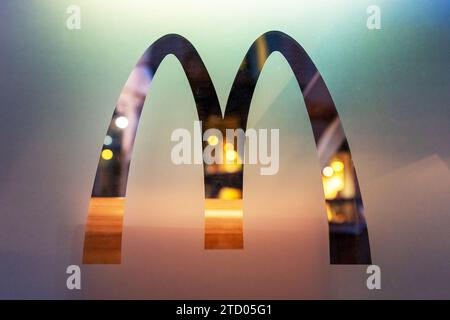 Logo McDonald's sur le verre d'une vitrine de restaurant. Minsk, Biélorussie - 14 janvier 2023 Banque D'Images