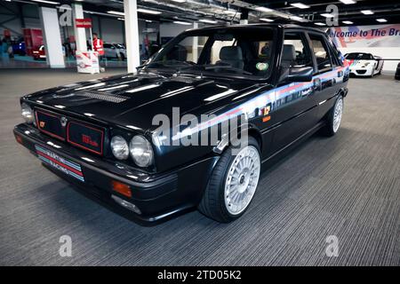 Vue de trois quarts de face d'une Lancia Delta HF Turbo, exposée au salon britannique de l'automobile 2023 Banque D'Images