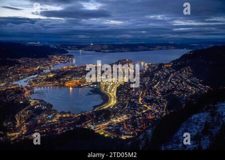 16 novembre 2023, Bergen, Vestland, Norvège : vue panoramique de la ville depuis le mont Ulriken à Bergen. Bergen, la deuxième plus grande ville de Norvège, est située sur la côte sud-ouest et est connue comme la porte d'entrée des célèbres fjords, ce qui en fait l'un des plus grands ports de croisière touristique d'Europe. (Image de crédit : © Jorge Castellanos/SOPA Images via ZUMA Press Wire) USAGE ÉDITORIAL SEULEMENT! Non destiné à UN USAGE commercial ! Banque D'Images