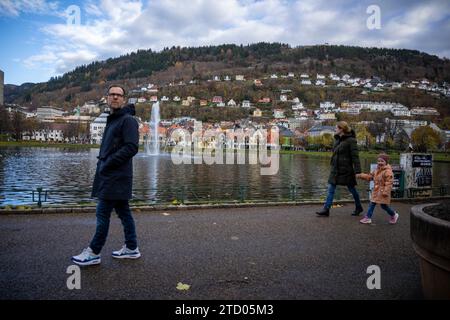 5 novembre 2023, Bergen, Vestland, Norvège : les gens marchent le long des sentiers autour du lac Lungegardsvann, situé dans le centre-ville de Bergen, Bergen, la deuxième plus grande ville de Norvège, est située sur la côte sud-ouest et est connue comme la porte d'entrée des célèbres fjords, ce qui en fait l'un des plus grands ports de croisière touristique d'Europe. (Image de crédit : © Jorge Castellanos/SOPA Images via ZUMA Press Wire) USAGE ÉDITORIAL SEULEMENT! Non destiné à UN USAGE commercial ! Banque D'Images