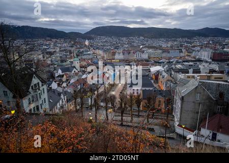 16 novembre 2023, Bergen, Vestland, Norvège : vue panoramique de la ville de Bergen depuis le quartier Ovre Blekeveien à Bergen. Bergen, la deuxième plus grande ville de Norvège, est située sur la côte sud-ouest et est connue comme la porte d'entrée des célèbres fjords, ce qui en fait l'un des plus grands ports de croisière touristique d'Europe. (Image de crédit : © Jorge Castellanos/SOPA Images via ZUMA Press Wire) USAGE ÉDITORIAL SEULEMENT! Non destiné à UN USAGE commercial ! Banque D'Images