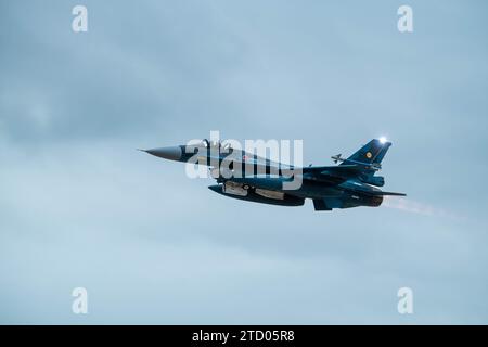 Un F-2 de la Japan Air Self-Defense Force décolle lors de la formation aérienne à la base aérienne de Tsuiki, Japon, le 12 décembre 2023. Photo de Rios Calderon Banque D'Images