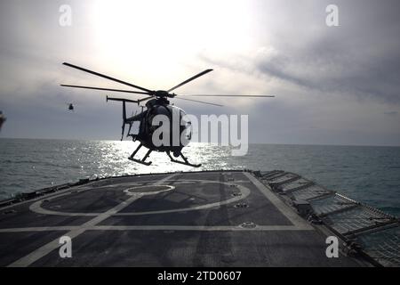 U.S. Coast Guard Cutter diligence mène une formation conjointe, la côte de Tampa, FL. 12 décembre 2023. Photo des gardes-côtes américains par ET2 Thor Cocchi Banque D'Images