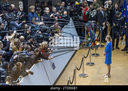 Le Premier ministre estonien Kaja Kallas s'entretient avec la presse avant le sommet du conseil européen qui se tiendra à Bruxelles le vendredi 15 décembre 2023. BELGA PHOTO NICOLAS MAETERLINCK crédit : Belga News Agency/Alamy Live News Banque D'Images