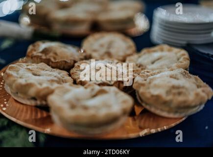 mini tartes maison avec du sucre sur une assiette Banque D'Images