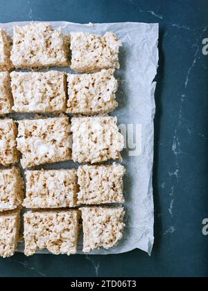 friandise krispie de riz sur parchemin et fond bleu Banque D'Images