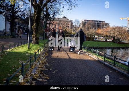 5 novembre 2023, Bergen, Vestland, Norvège : les gens marchent le long des sentiers autour du lac Lungegardsvann, situé dans le centre-ville de Bergen, Bergen, la deuxième plus grande ville de Norvège, est située sur la côte sud-ouest et est connue comme la porte d'entrée des célèbres fjords, ce qui en fait l'un des plus grands ports de croisière touristique d'Europe. (Image de crédit : © Jorge Castellanos/SOPA Images via ZUMA Press Wire) USAGE ÉDITORIAL SEULEMENT! Non destiné à UN USAGE commercial ! Banque D'Images