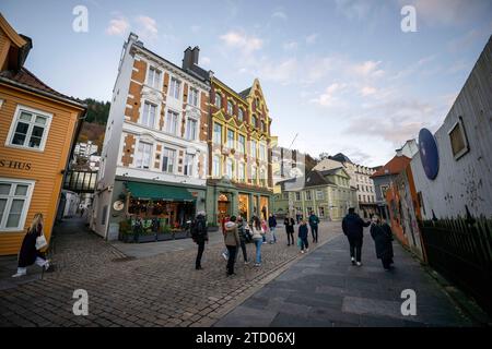 4 novembre 2023, Bergen, Vestland, Norvège : On voit des gens marcher le long de l'une des rues de la zone touristique du centre-ville de Bergen. Bergen, la deuxième plus grande ville de Norvège, est située sur la côte sud-ouest et est connue comme la porte d'entrée des célèbres fjords, ce qui en fait l'un des plus grands ports de croisière touristique d'Europe. (Image de crédit : © Jorge Castellanos/SOPA Images via ZUMA Press Wire) USAGE ÉDITORIAL SEULEMENT! Non destiné à UN USAGE commercial ! Banque D'Images