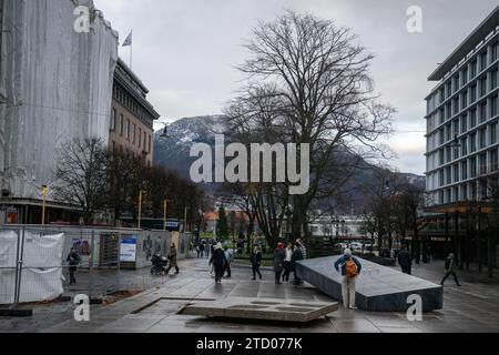 16 novembre 2023, Bergen, Vestland, Norvège : On voit des gens se promener autour de Kong Olav Square situé dans le centre-ville de Bergen. Bergen, la deuxième plus grande ville de Norvège, est située sur la côte sud-ouest et est connue comme la porte d'entrée des célèbres fjords, ce qui en fait l'un des plus grands ports de croisière touristique d'Europe. (Image de crédit : © Jorge Castellanos/SOPA Images via ZUMA Press Wire) USAGE ÉDITORIAL SEULEMENT! Non destiné à UN USAGE commercial ! Banque D'Images