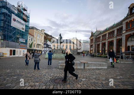 4 novembre 2023, Bergen, Vestland, Norvège : des gens sont vus marchant près du monument Ludvig Holberg dans le centre-ville de Bergen. Bergen, la deuxième plus grande ville de Norvège, est située sur la côte sud-ouest et est connue comme la porte d'entrée des célèbres fjords, ce qui en fait l'un des plus grands ports de croisière touristique d'Europe. (Image de crédit : © Jorge Castellanos/SOPA Images via ZUMA Press Wire) USAGE ÉDITORIAL SEULEMENT! Non destiné à UN USAGE commercial ! Banque D'Images