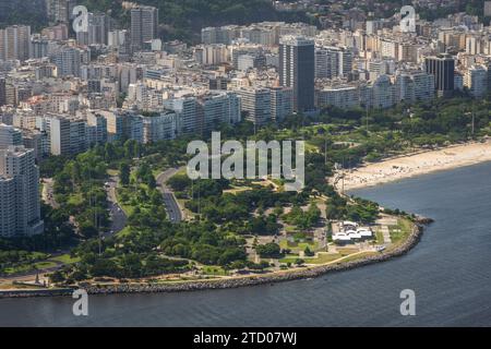 Belle vue de Sugar Loaf Mountain à l'océan, Flamengo Beach Banque D'Images