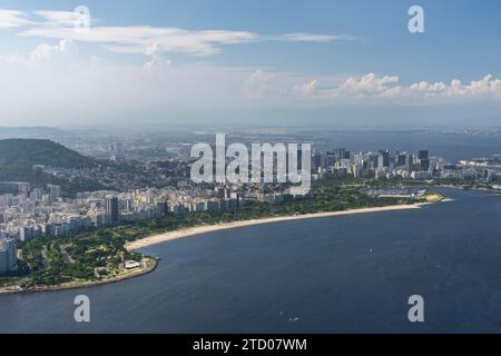 Belle vue de Sugar Loaf Mountain à l'océan, Flamengo Beach Banque D'Images