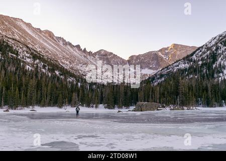 Skieur voyage sur un lac gelé, Colorado Banque D'Images