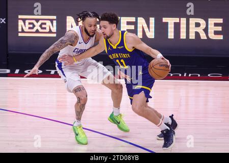 Klay Thompson des Golden State Warriors (à droite) et Amir Coffey des Los Angeles Clippers (à gauche) vus en action lors du match de basket-ball NBA entre Clippers et Warriors à la Crypto.com Arena. Score final ; Clippers 121:113 Golden State Warriors. Crédit : SOPA Images Limited/Alamy Live News Banque D'Images