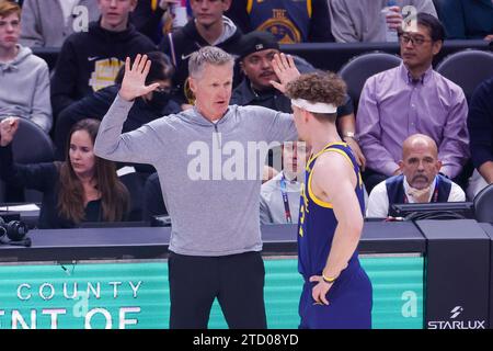 Steve Kerr, entraîneur-chef des Golden State Warriors (à gauche), discute avec Brandin Podziemski (à droite) lors du match de basket-ball NBA entre Clippers et Warriors au Crypto.com Arena. Score final ; Clippers 121:113 Golden State Warriors. Crédit : SOPA Images Limited/Alamy Live News Banque D'Images