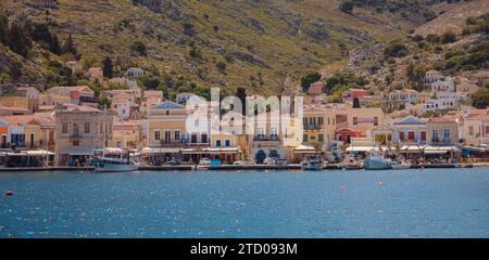 Île de Symi, Grèce - 20 avril 2023 : vue de l'île de Symi en Grèce. Petite île du Dodécanèse, Grèce, qui étonne les visiteurs avec son atmosphère calme et son architecture fabuleuse. Banque D'Images