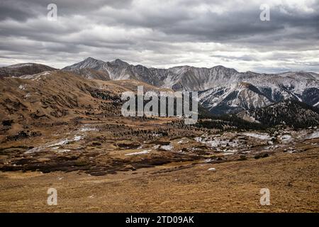 Nuages sombres au-dessus des hauts sommets du Colorado Banque D'Images