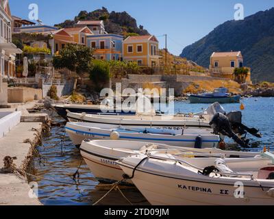 Île de Symi, Grèce - 20 avril 2023 : Port portuaire de Symi ou Simi, bateaux de plaisance classiques, maisons sur les collines de l'île, baie de la mer Égée. Les îles de Grèce vacances voyages de vacances de l'île de Rhodos. Symi, Grèce, Dodécanèse. Banque D'Images