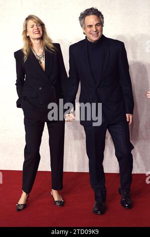 Sunrise Coigney mit Ehemann Mark Ruffalo beim Gala-projection des Kinofilms Poor Things im Barbican Centre. Londres, 14.12.2023 *** Sunrise Coigney avec son mari Mark Ruffalo à la projection de gala du film Poor Things au Barbican Centre London, 14 12 2023 Foto:xD.xJonesx/xFuturexImagex Poor 3219 Banque D'Images