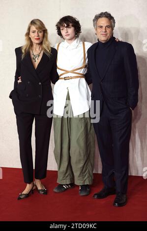 Sunrise Coigney mit Tochter Bella Noche Ruffalo und Ehemann Mark Ruffalo beim Gala-projection des Kinofilms Poor Things im Barbican Centre. Londres, 14.12.2023 *** Sunrise Coigney avec sa fille Bella Noche Ruffalo et son mari Mark Ruffalo à la projection de gala du film Poor Things au Barbican Centre London, 14 12 2023 Foto:xD.xJonesx/xFuturexImagex Poor 3218 Banque D'Images