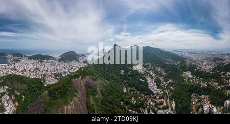 Belle vue sur les montagnes, la forêt tropicale verte et les bâtiments de la ville Banque D'Images