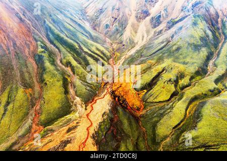 Une prise de vue aérienne capture les teintes époustouflantes des paysages montagneux et des bassins fluviaux sinueux de Landmannalaugar en Islande Banque D'Images