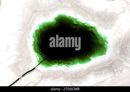 Superbe image aérienne montrant les eaux vertes frappantes de Riotinto, contrastant avec le terrain aride environnant. Banque D'Images