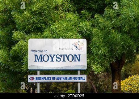 Moyston, Victoria - 12 octobre 2023 : panneau d'entrée de Moyston vu de la route. Moyston est le lieu de naissance autoproclamé du football australien Banque D'Images