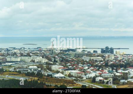 Une vue aérienne panoramique capture le panorama urbain de Reykjavik avec des monuments le long de la côte pittoresque de la capitale islandaise. Banque D'Images