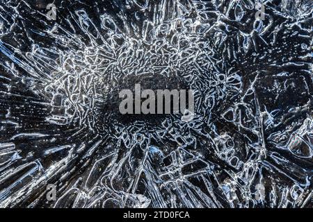 Vue rapprochée d'une surface de glace présentant des structures cristallines complexes et des motifs naturels. Banque D'Images