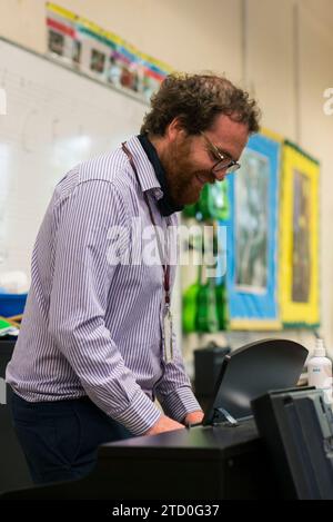 Les élèves dans une salle de classe apprennent à jouer des instruments de musique Banque D'Images