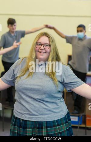 Les étudiants dans la salle de classe de théâtre répètent une performance pour un spectacle pour GCSE Drama Banque D'Images