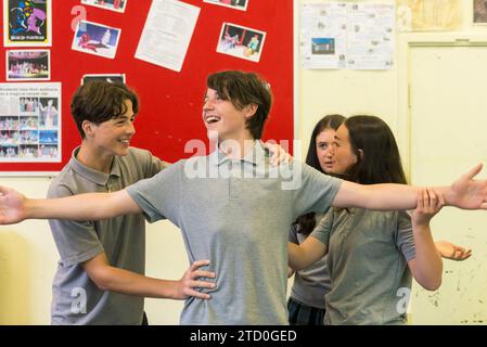 Les étudiants dans la salle de classe de théâtre répètent une performance pour un spectacle pour GCSE Drama Banque D'Images