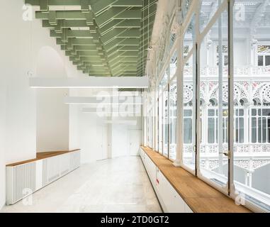 Couloir blanc vide avec des lampes suspendues et de grandes fenêtres avec des armoires dans la bibliothèque contemporaine Banque D'Images